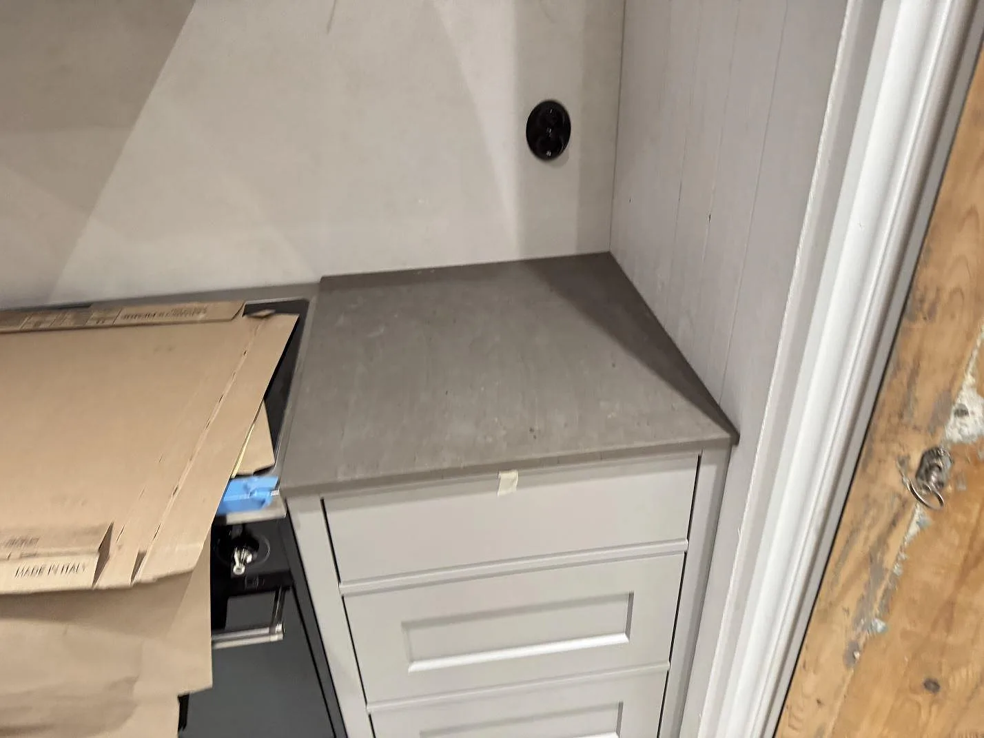 Kortare köksbänkskiva i Silestone Brass relish, matt komposit, monterad intill ljus vägg i Barsebäck.