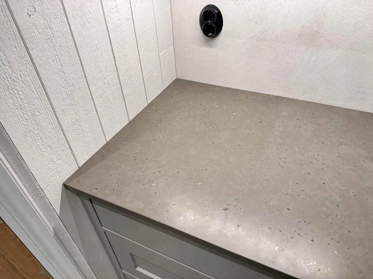Sidoyta i Silestone Brass relish, matt kvartskomposit, monterad på grå köksinredning i Barsebäck.