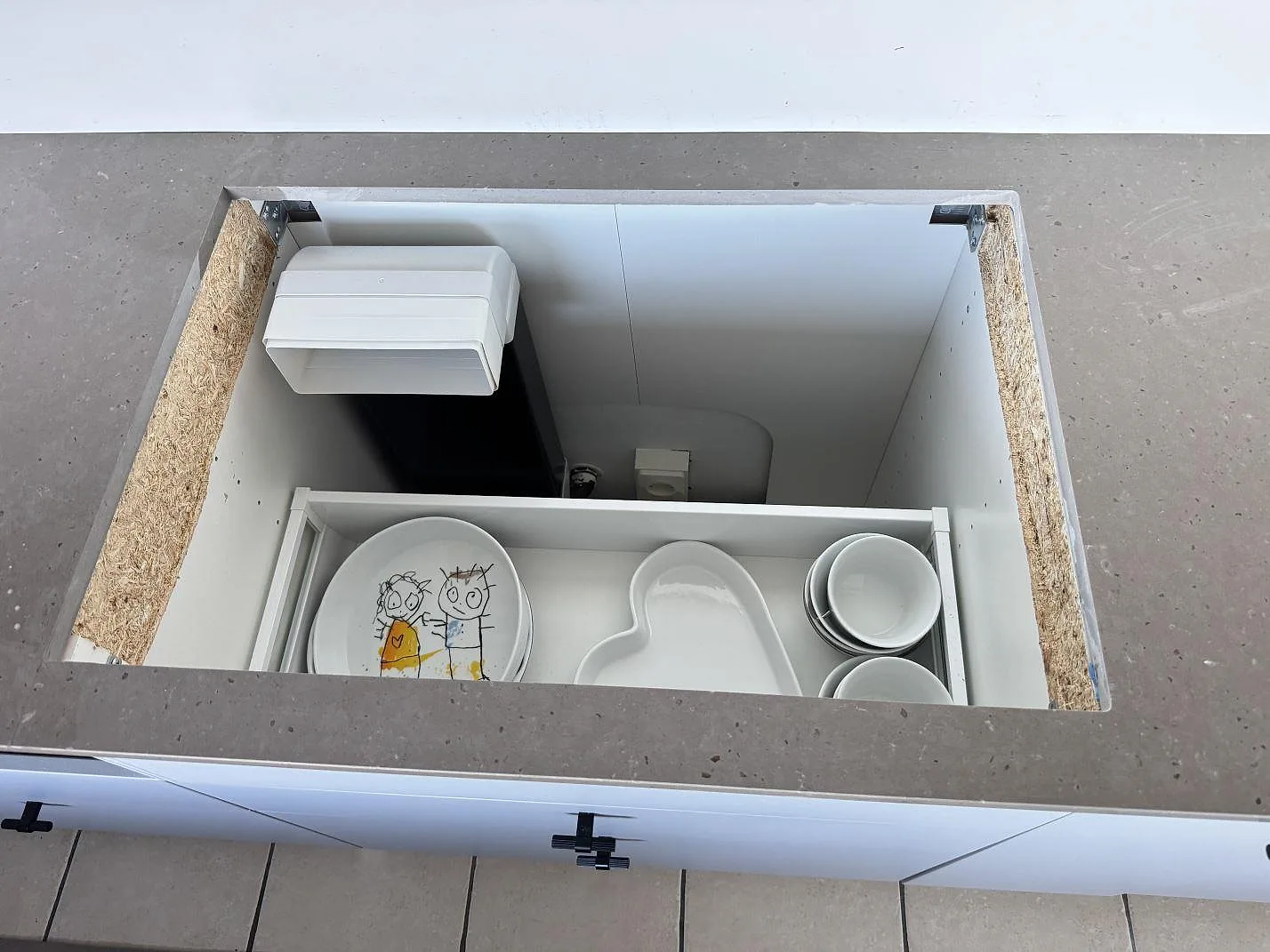 Närbild på öppning i köksbänkskiva av Silestone Brass relish, Mocka, monterad på vita stommar i Bunkeflostrand.