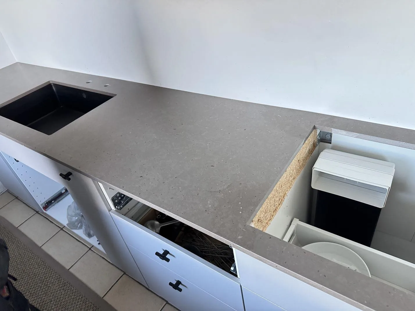 Köksbänkskiva i kompositen Silestone Brass relish, Mocka, med svart diskhoområde och öppen köksstomme i Bunkeflostrand.
