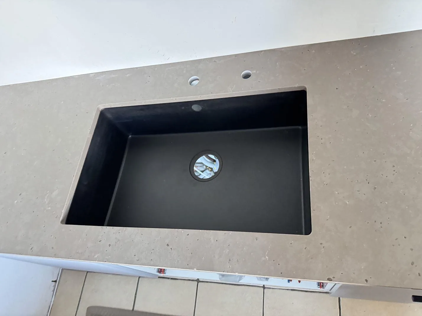Närbild på svart diskho i köksbänkskiva av Silestone Brass relish, Mocka, i ett kök i Bunkeflostrand.