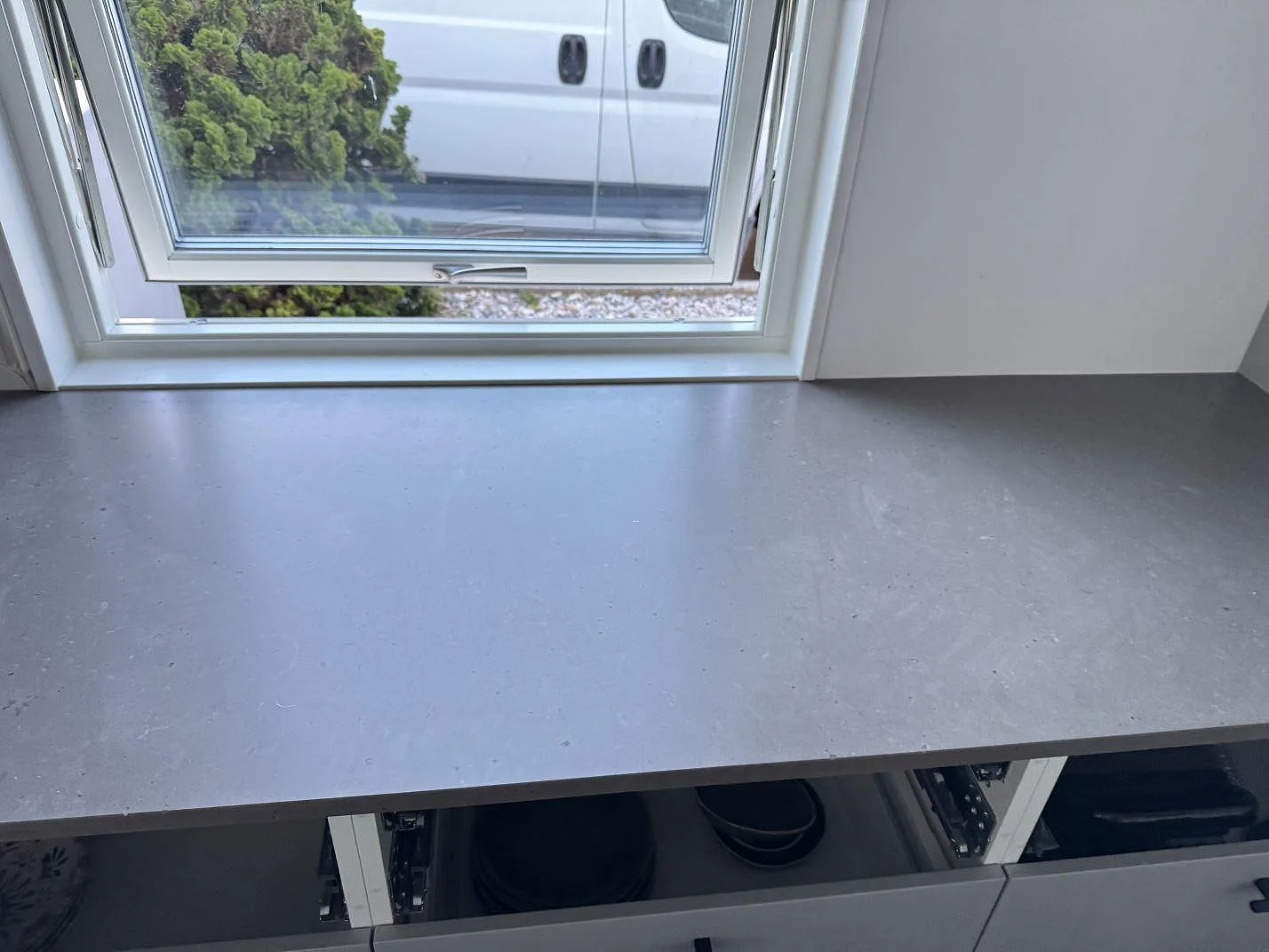 Rak vy över köksbänkskiva i Silestone Brass relish, Mocka, framför fönster i Bunkeflostrand.