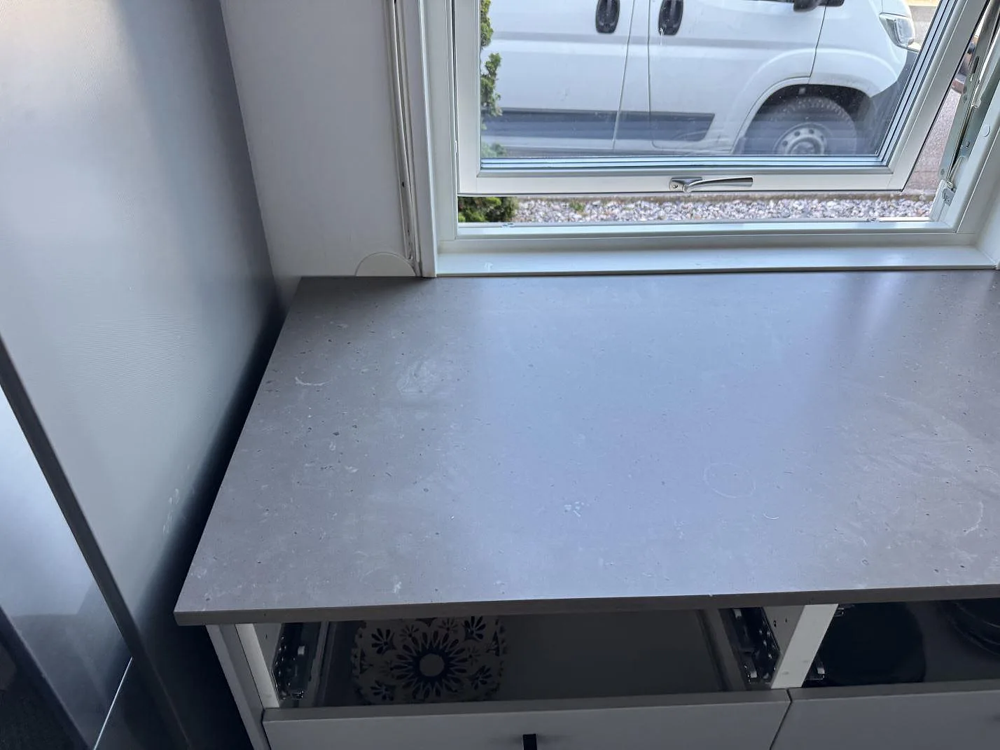 Detalj av Silestone Brass relish, 20 mm Mocka, som köksbänkskiva vid fönster i Bunkeflostrand.