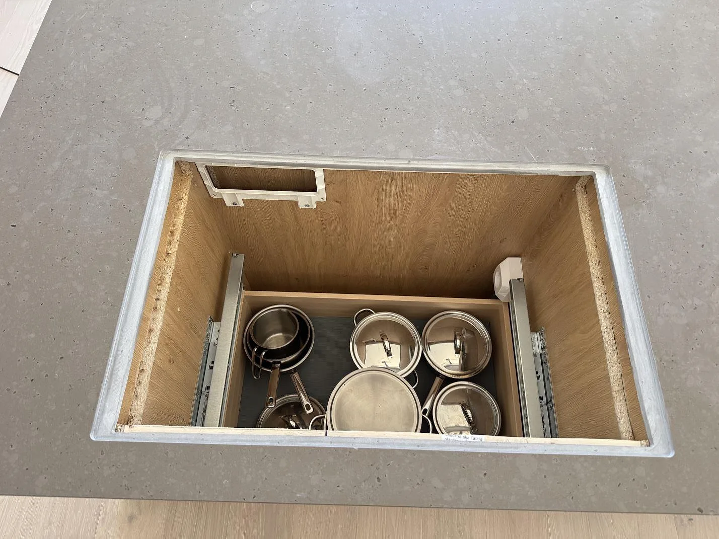 Förberett hällurtag i köksö med matt Silestone Brass relish bänkskiva och ljusa trästommar i Glommen.