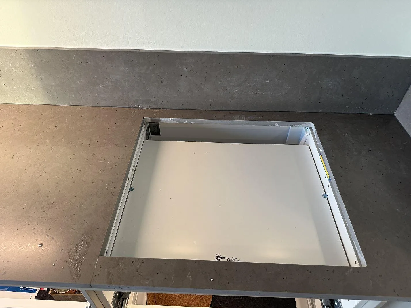 Köksbänkskiva i Silestone Brass relish, matt Mocka-finish, med förberett urtag och stänkskydd i samma sten i Göteborg.