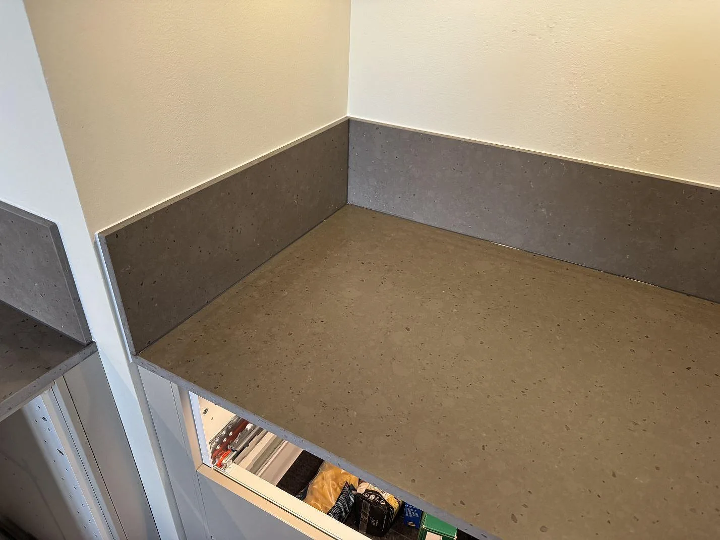 Rak bänkyta i Silestone Brass relish, matt kvartskomposit, med uppvikt stänkkant i ett kök i Göteborg.