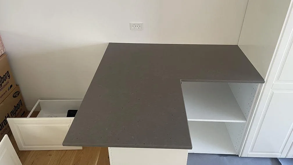 Sidoyta i matt Silestone Brass relish kvartskomposit på vit köksstomme i Hørsholm.