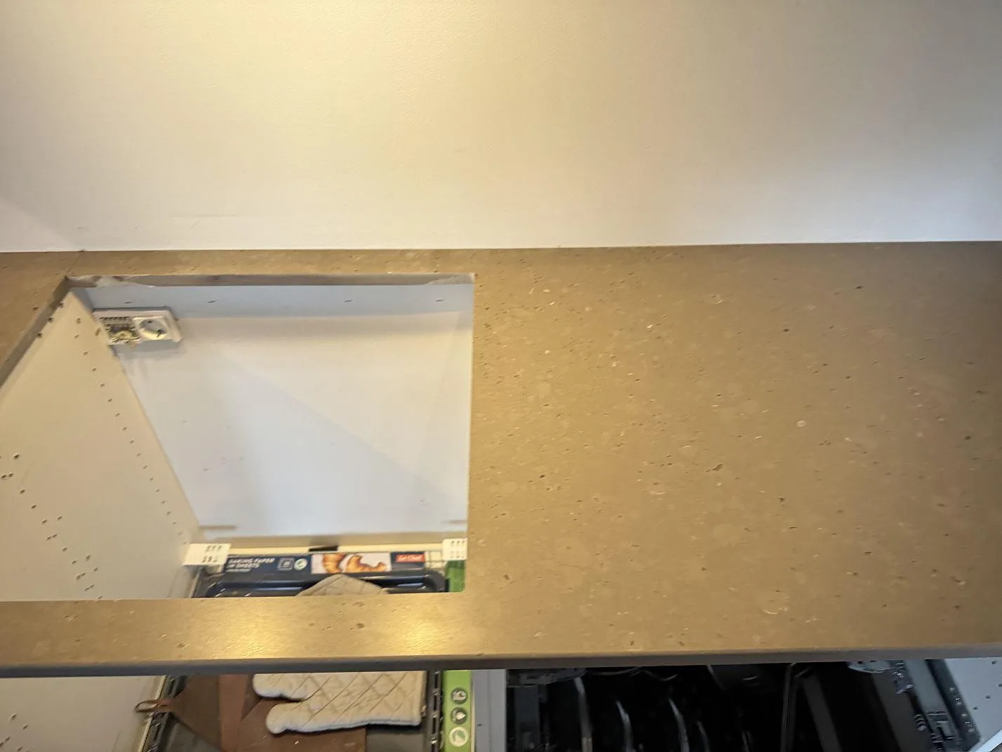 Top-down av Silestone Brass relish som matt köksbänkskiva med förberett hällurtag och öppen köksstomme i Klampenborg.