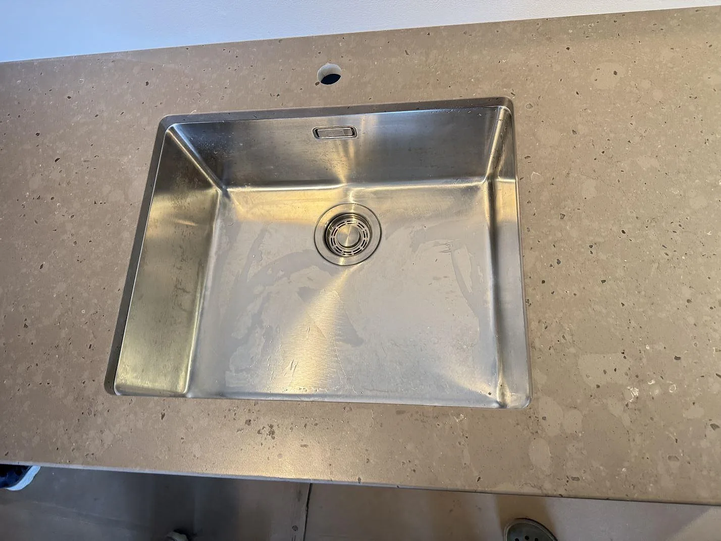 Rostfri diskho i köksbänkskiva av Silestone Brass relish, matt kvartskomposit, med blandarhål vid väggen i Klampenborg.