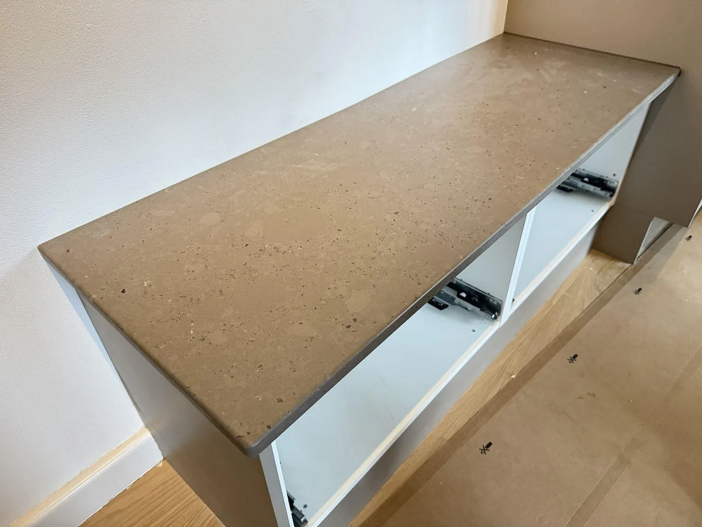 Separat sidobänk i Silestone Brass relish, matt Mocka-yta, monterad på vit stomme längs väggen i köket i Klampenborg.