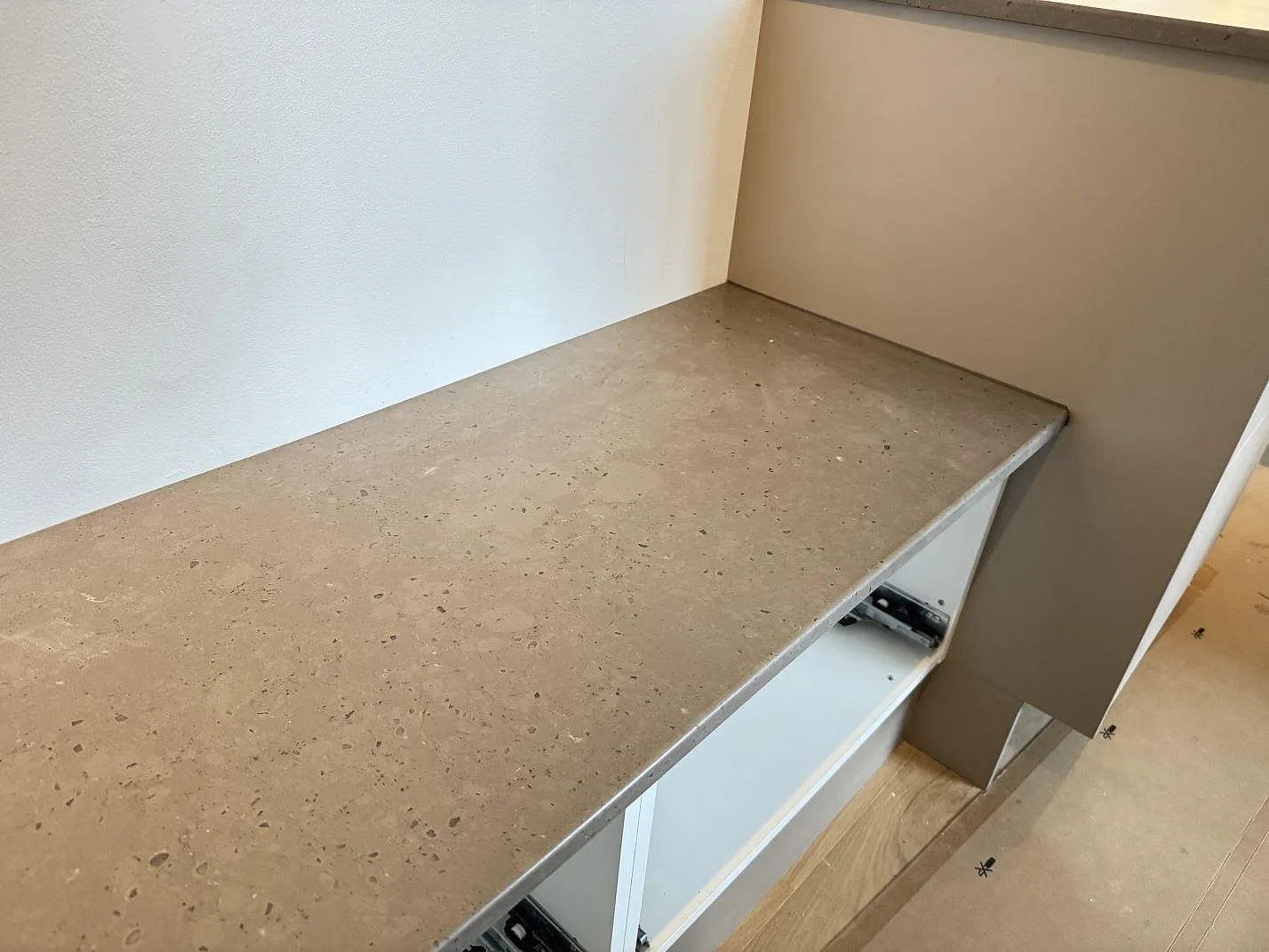 Närmare vy av sidobänken i Silestone Brass relish med synlig framkant och matt stenstruktur i Klampenborg.