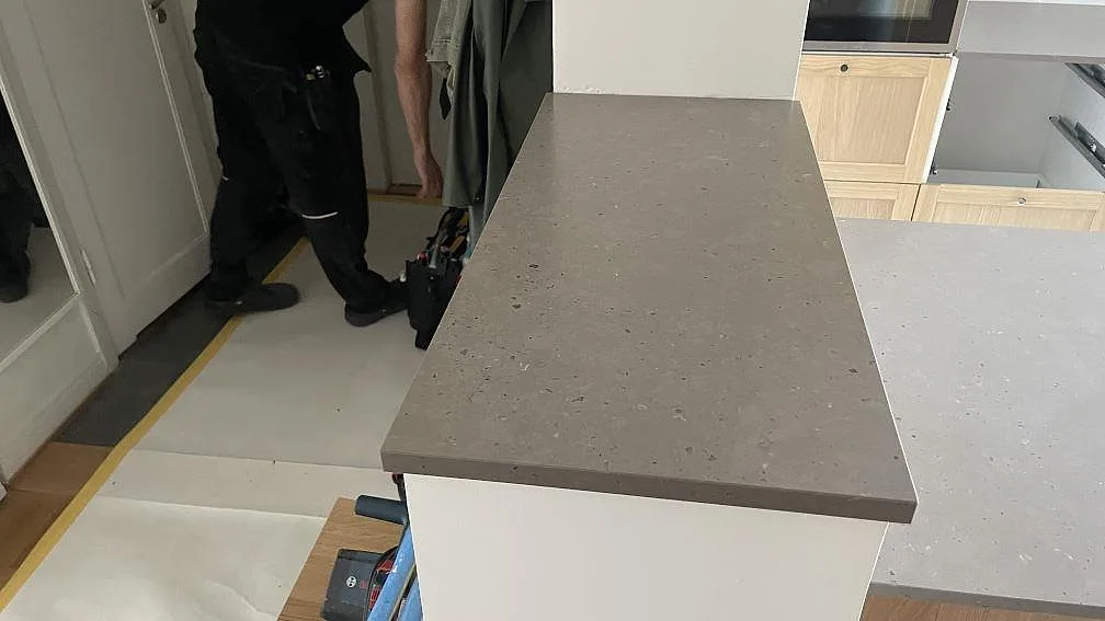 Sidobänk i Silestone Brass relish med matt Mocka-yta och rak framkant vid köksön i Malmö.