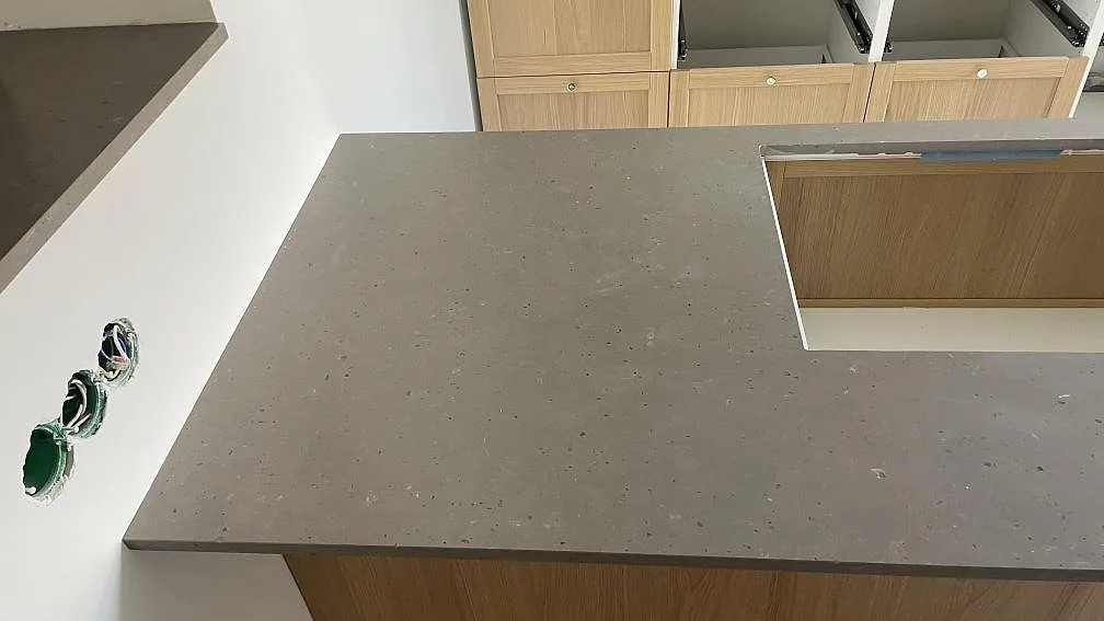 Närbild på Silestone Brass relish som köksö och sidobänk, matt komposit med små steninslag, i Malmö.