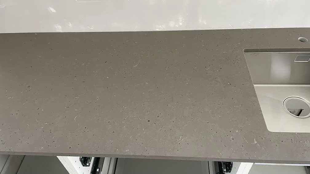 Bänkrad i Silestone Brass relish med matt yta och rostfri diskho i ett kök under montering i Malmö.