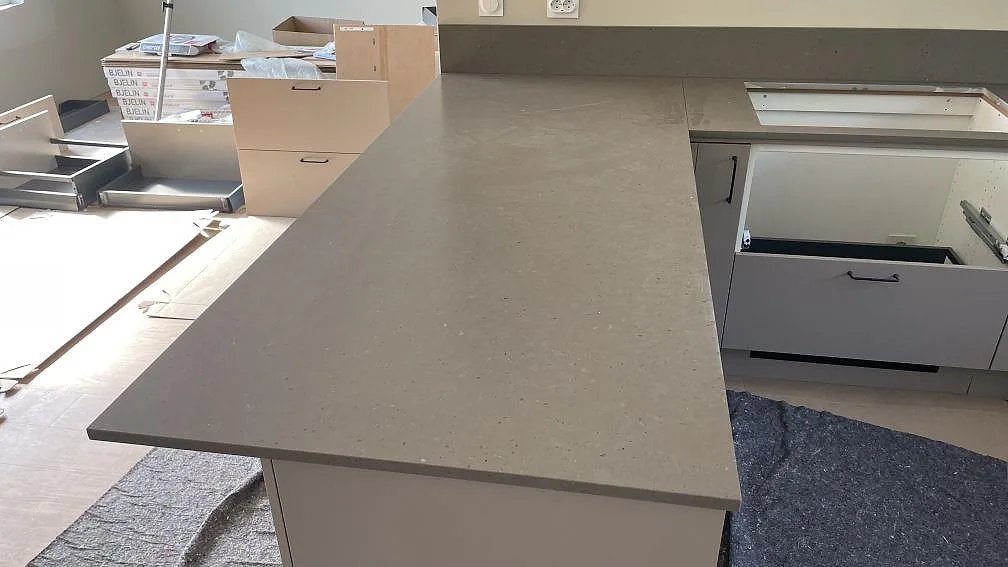 Halvö och bänkrader i Silestone Brass relish, matt kvartskomposit, med synliga öppningar i ett kök i Nättraby.