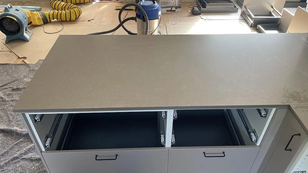 Bred vy över halvö i Silestone Brass relish, matt Mocka-yta, monterad på ljusa köksstommar i Nättraby.