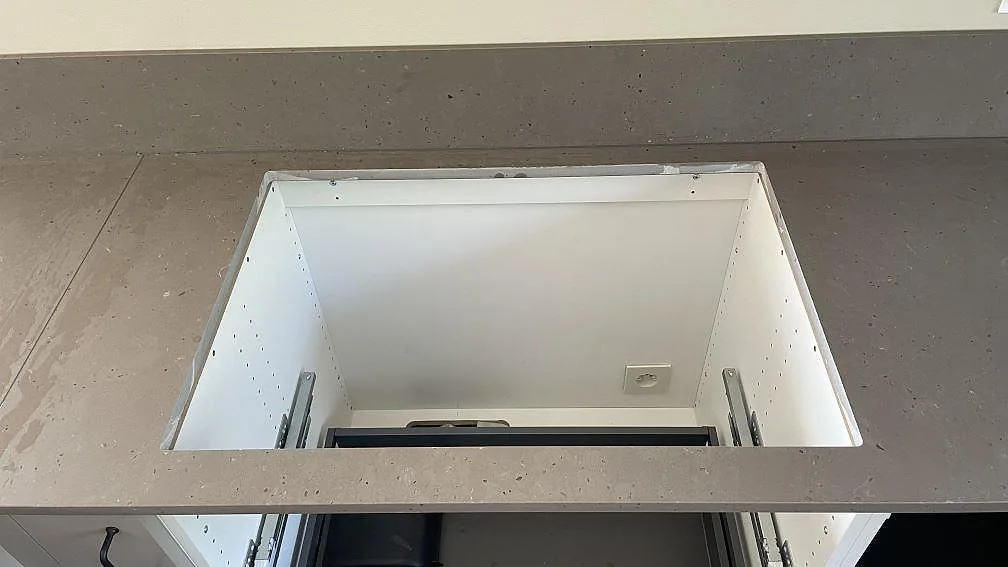 Köksbänkskiva i Silestone Brass relish, matt Mocka-finish, med stor öppning i bänkraden och stänkskydd i Nättraby.