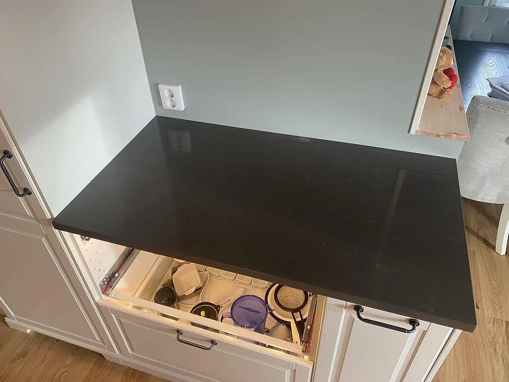 Separat bänkskiva i polerad Silestone Calypso på vit köksstomme med öppen låda i Brålanda.