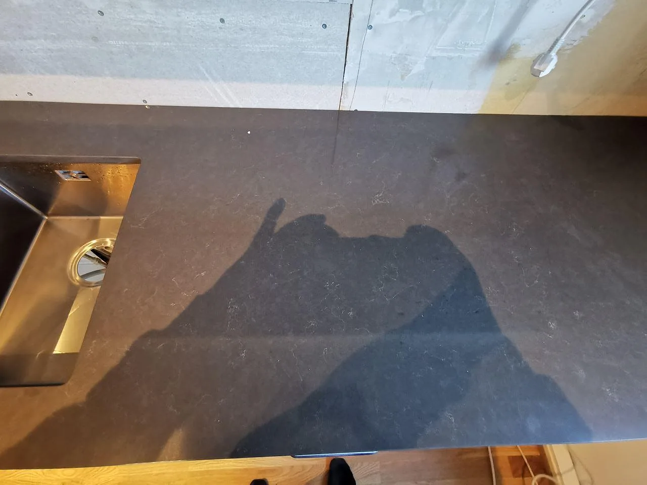 Mörk polerad Silestone Calypso köksbänkskiva med underlimmad rostfri diskho och blandarehål i Hovås.