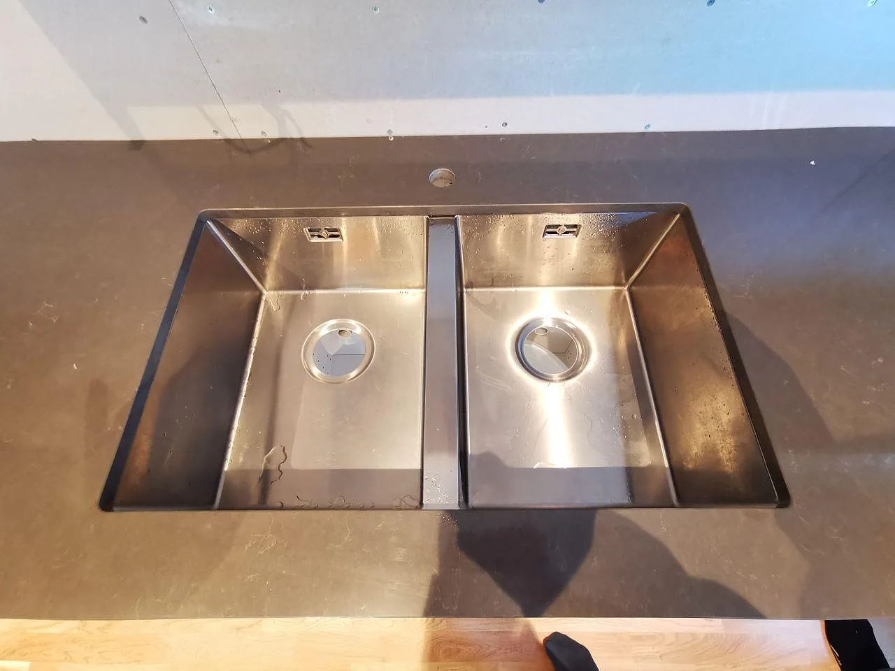 Underlimmad rostfri dubbeldiskho i mörk polerad Silestone Calypso köksbänkskiva i Hovås.