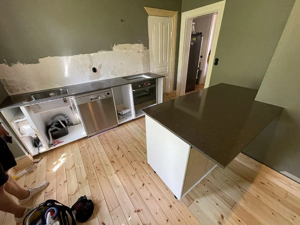 Sidovy av mörkgrå Silestone Calypso bänkskiva på köksstomme i ett kök under renovering i Malmö.