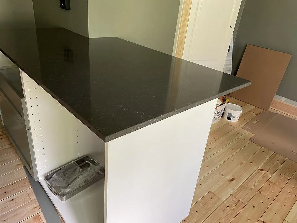 Diskbänk i polerad Silestone Calypso med underlimmad rostfri diskho och mörkgrå komposityta i Malmö.