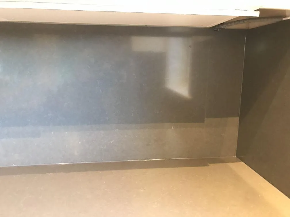 Närbild av polerad Silestone Calypso som bänkskiva och stänkskydd i kök i Mölndal.