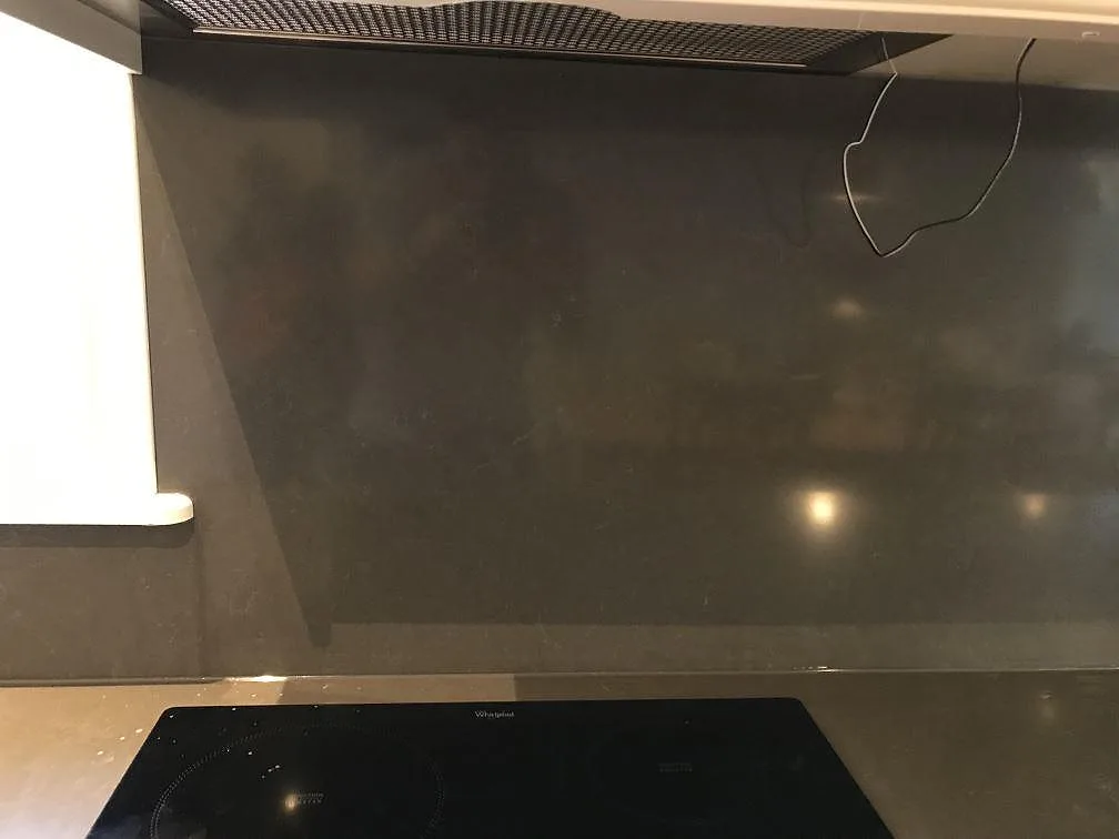 Köksbänkskiva i polerad Silestone Calypso vid svart häll och mörkt stänkskydd i Mölndal.