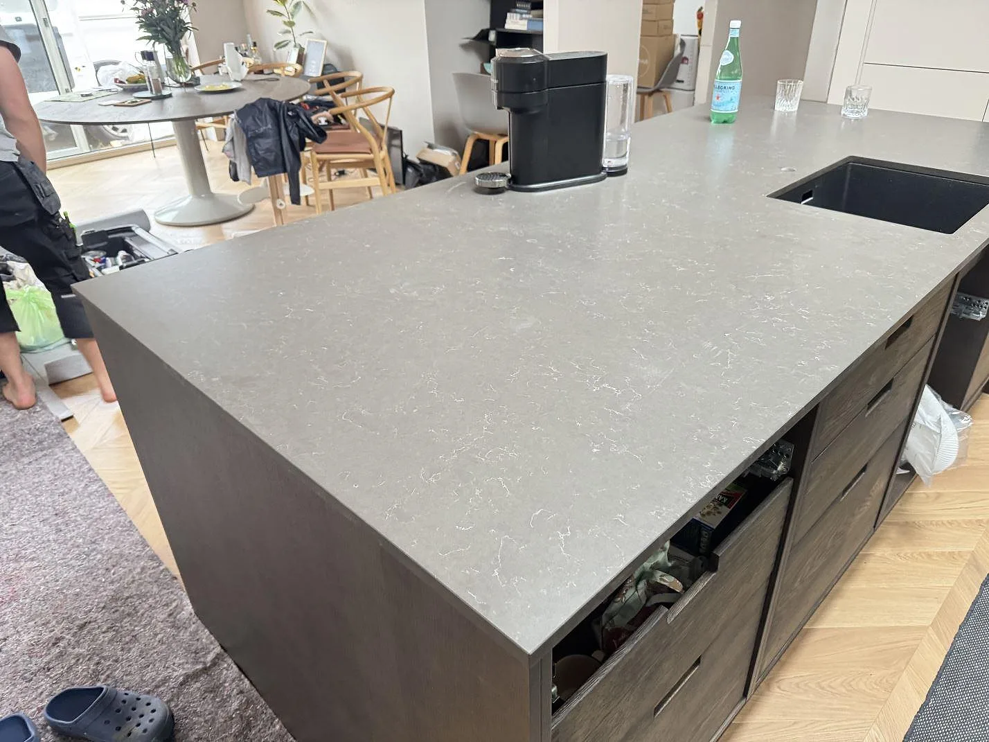 Köksö med bänkskiva i grå kvartskomposit Silestone Calypso, matt Mocka, med svart diskho i ett kök i Virum.