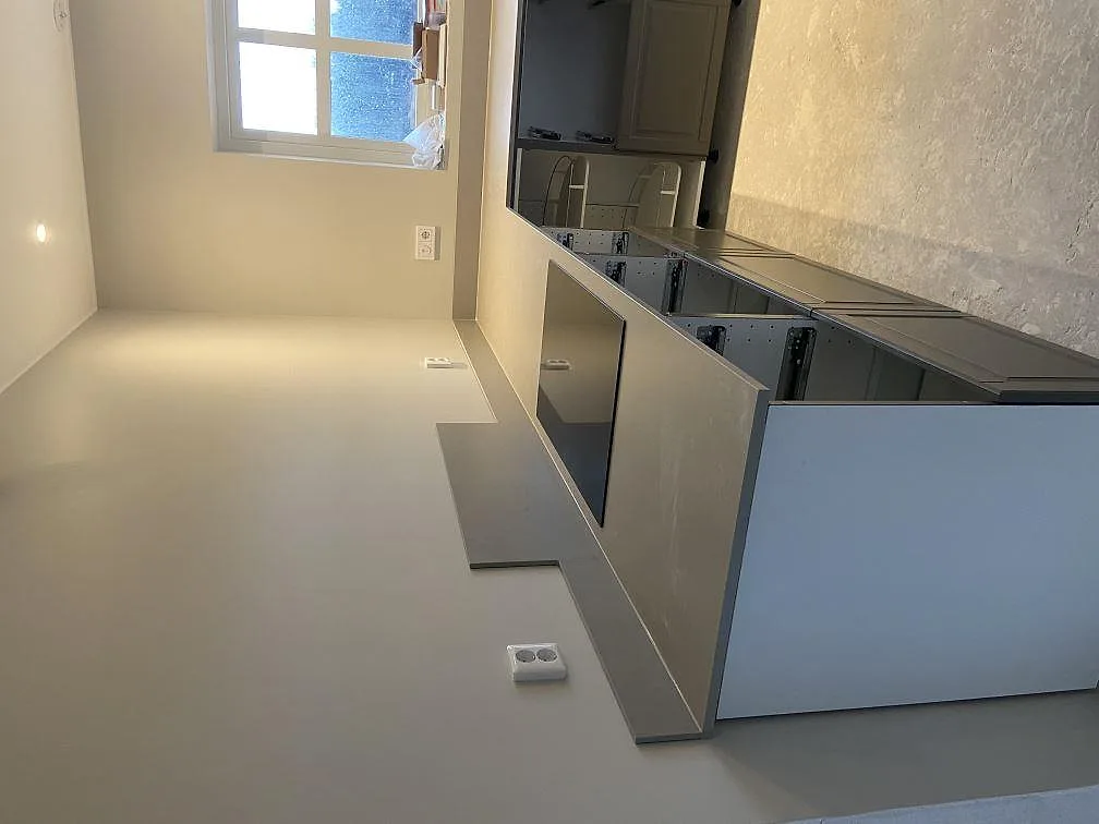 Köksbänkskiva i gråbeige Silestone Camden, matt yta, installerad på köksö i ett kök i Klippan, fotograferad under montering.