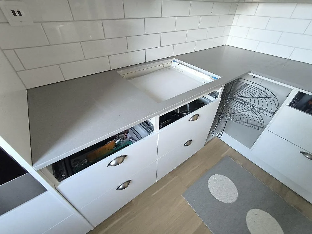 Närbild på 20 mm Silestone Camden kompositbänkskiva med Mocka-yta och urtag i ett kök i Uppsala.