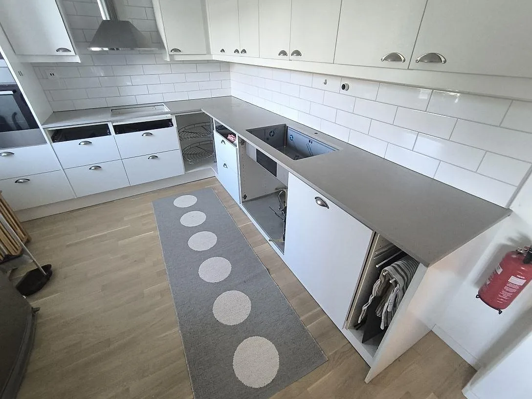 Köksbänkskiva i grå Silestone Camden komposit, matt Mocka-yta, monterad längs ett L-format kök i Uppsala.