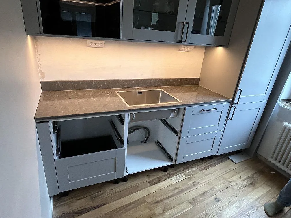 Köksbänkskiva i polerad kvartskomposit, Silestone Copper Mist, med stänkkant och rostfri diskho i ett kök i Arboga.