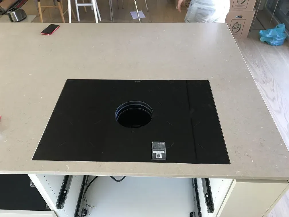 Bänkskiva i matt Silestone Coral Clay vid fönstret i ett kök i Åsa under montering.