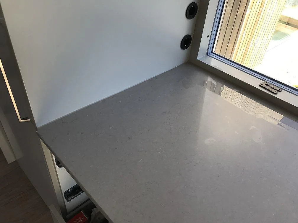 Köksö i matt Silestone Coral Clay med infälld BORA induktionshäll med integrerad fläkt i ett kök i Åsa.