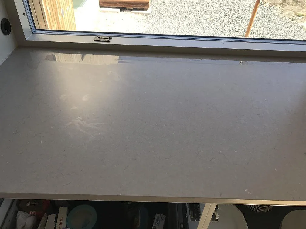 Ovanifrån på den matta ytan i Silestone Coral Clay med synlig greige ton och fin ådring i ett kök i Åsa.