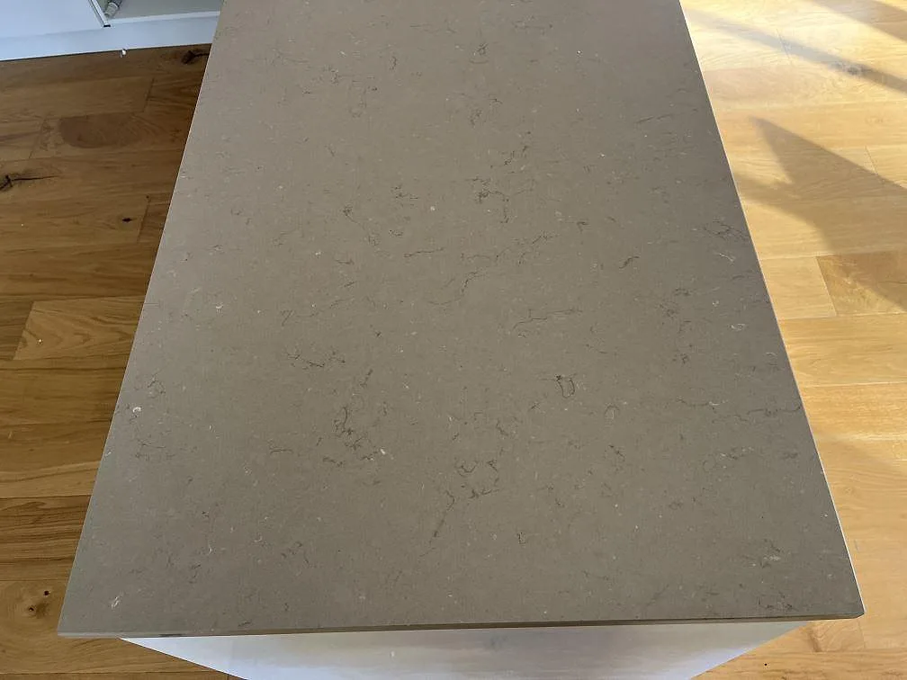Köksö i Silestone Coral Clay sedd uppifrån, polerad greige komposityta, i ett kök i Båstad.