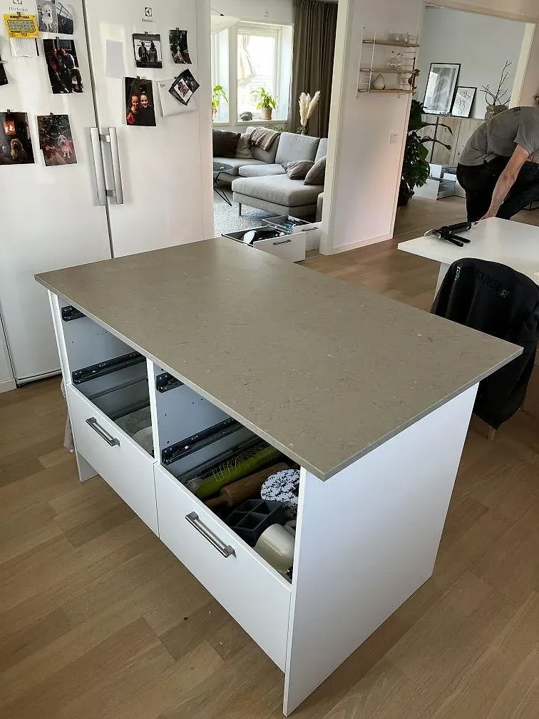 Köksö i Silestone Coral Clay med matt Mocka-yta sedd uppifrån i ett kök i Barsebäck.