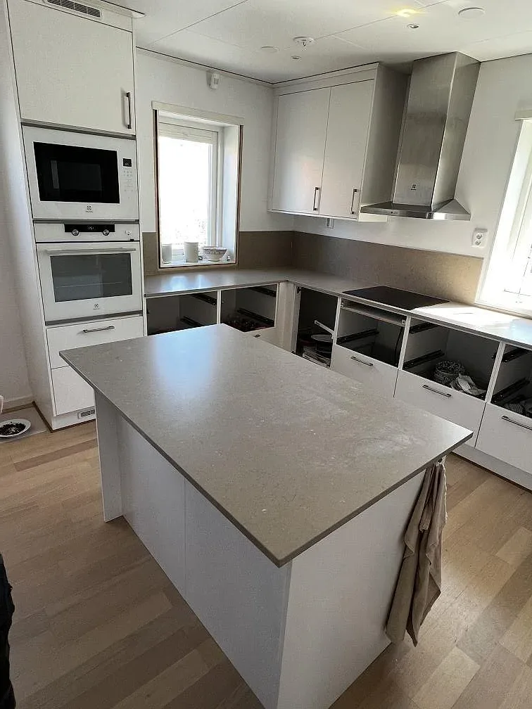 Köksö och köksbänkskiva i Silestone Coral Clay, matt Mocka-yta i varm lerton, i ett kök under montering i Barsebäck.