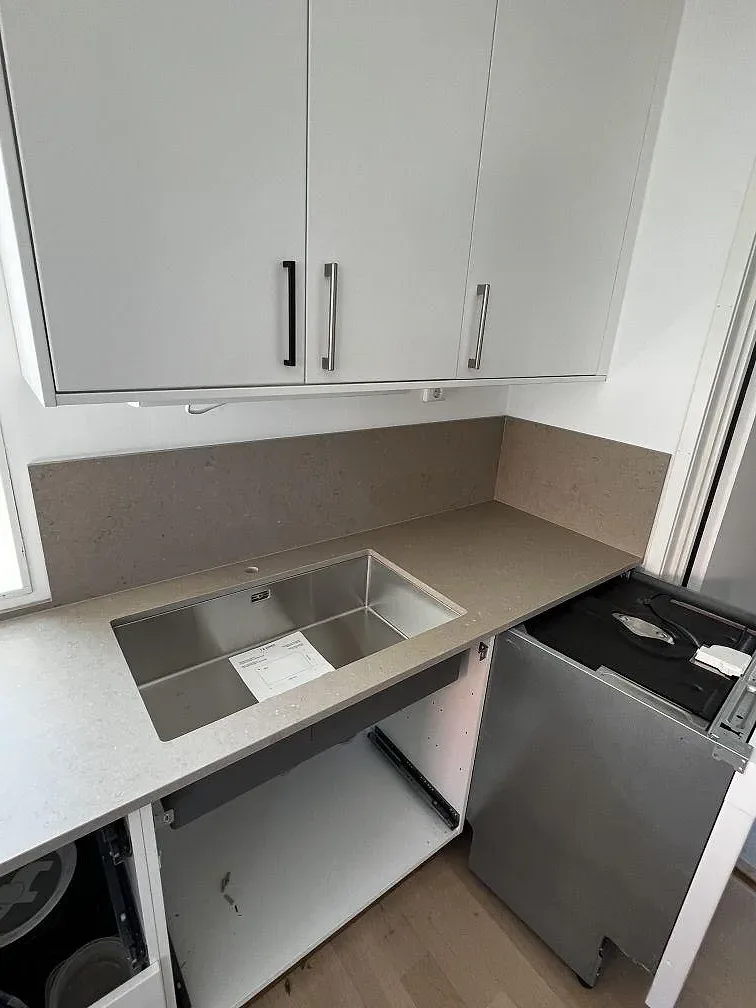 Underlimmad rostfri diskho i köksbänkskiva av Silestone Coral Clay med matt yta i ett kök i Barsebäck.