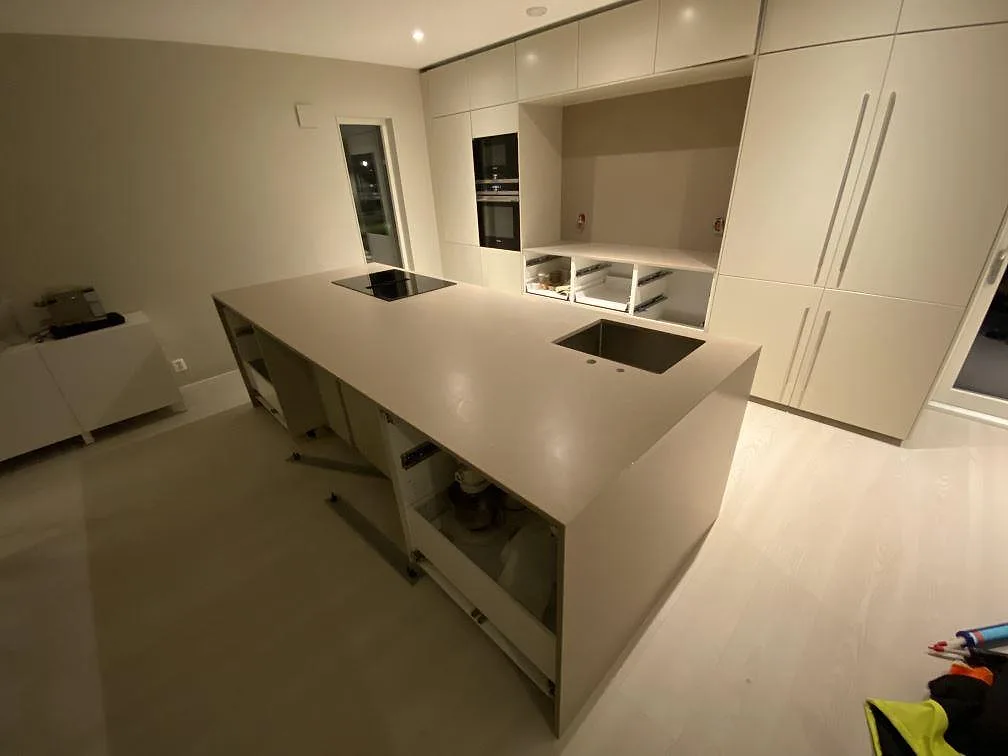 Infälld Siemens induktionshäll med integrerad fläkt i en köksö av Silestone Coral Clay i Borås.