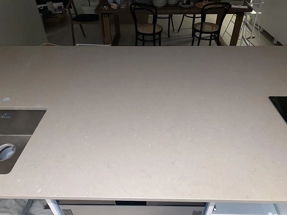 Köksbänkskiva i Silestone Coral Clay sedd ovanifrån med underlimmad rostfri diskho och infälld induktionshäll i ett kök i Borås.