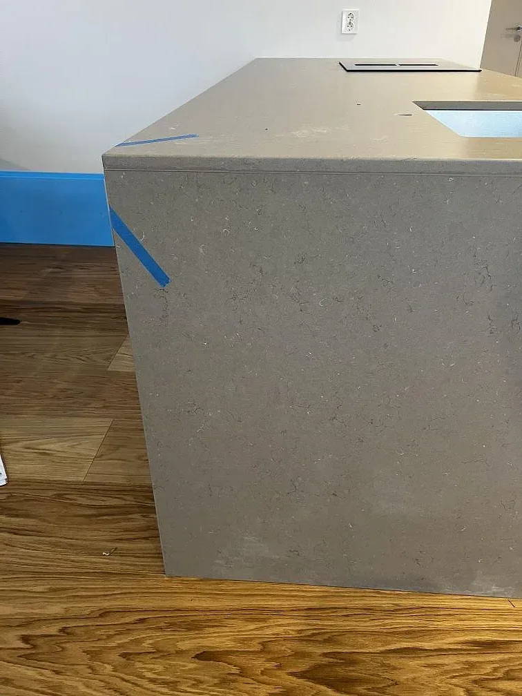 Närbild på kant och matt yta i Silestone Coral Clay på en installerad köksö i Borås.