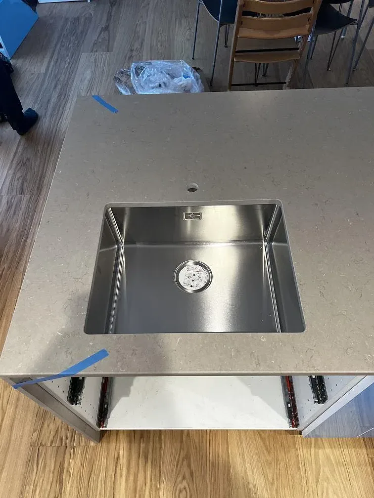 Närbild på matt Silestone Coral Clay med underlimmad rostfri diskho i en köksö i Borås.