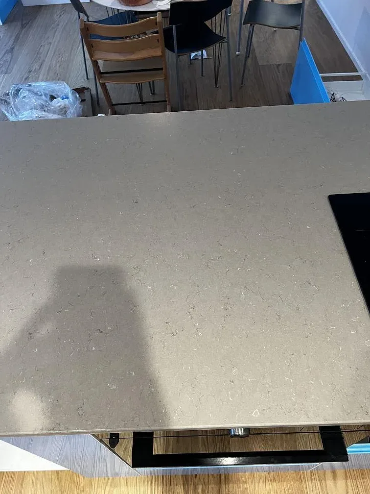 Ytdetalj av matt Silestone Coral Clay vid den svarta hällen i ett kök i Borås.