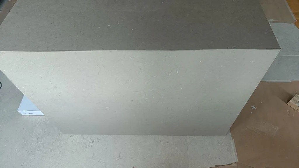 Köksö med skiva i Silestone Coral Clay, polerad taupe kvartskomposit med matchande sidostycke, i ett kök under inredning i Bunkeflostrand.