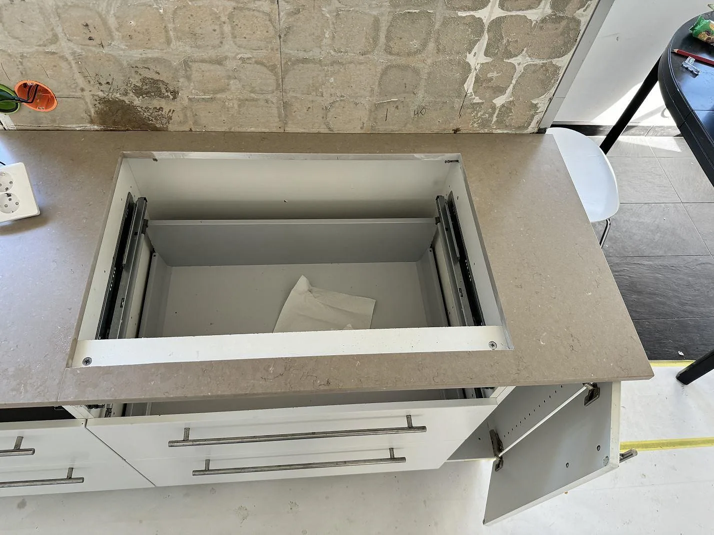 Hällurskärning i 20 mm Silestone Coral Clay med matt Mocka-yta under köksmontering i Falsterbo.