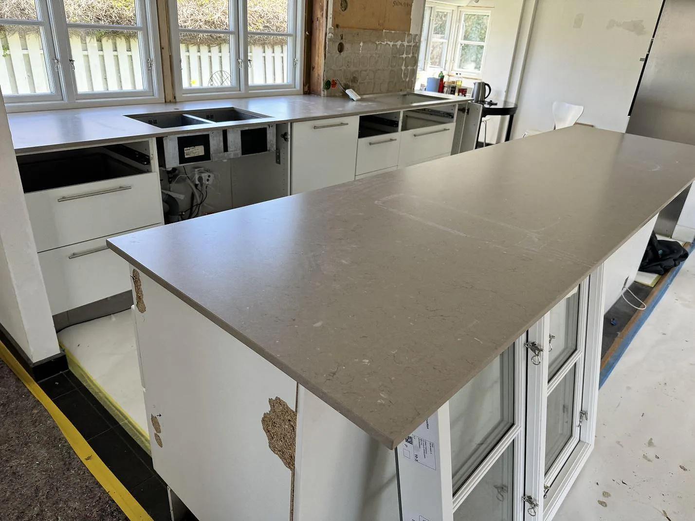 Köksbänkskiva i matt Silestone Coral Clay, 20 mm, med köksö och dubbel underlimmad rostfri ho i Falsterbo.