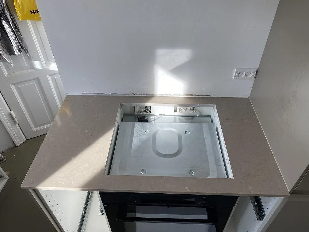 Spisdel i ett kök i Frederiksberg c med hällöppning i polerad Silestone Coral Clay, komposit.