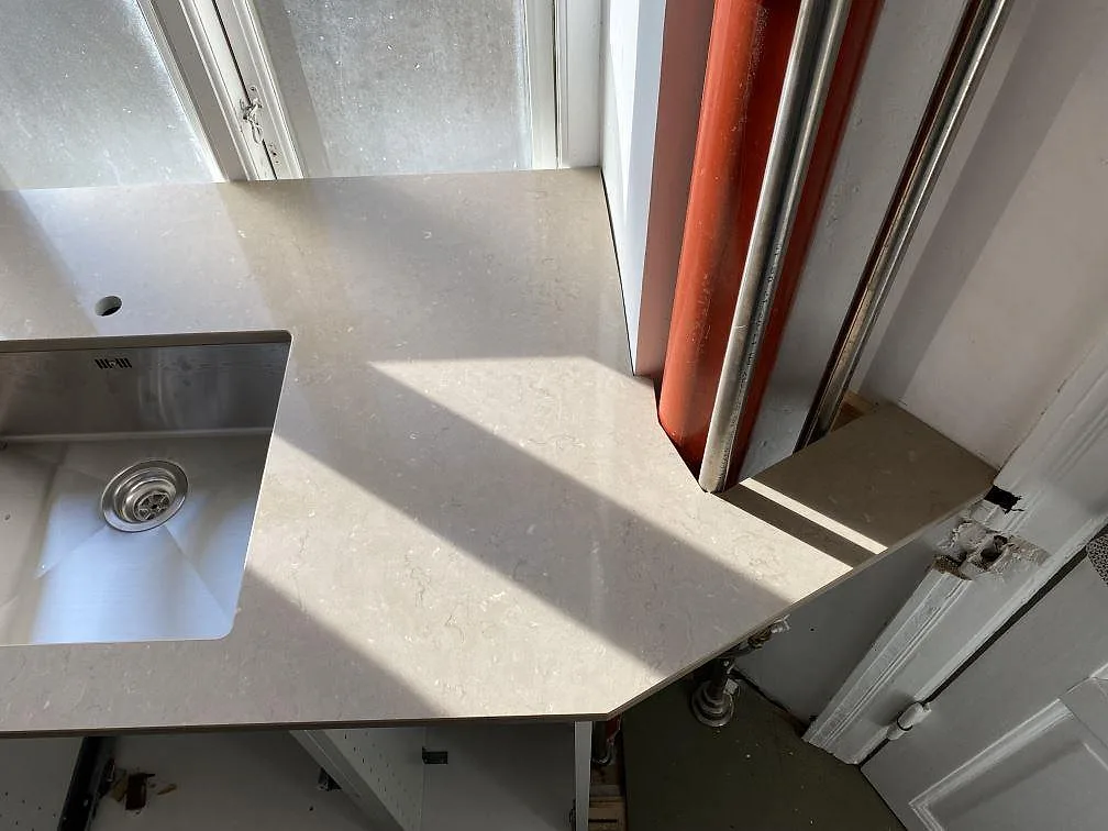 Hörn och diskbänksyta i polerad Silestone Coral Clay, komposit, med rostfri diskho i kök i Frederiksberg c.